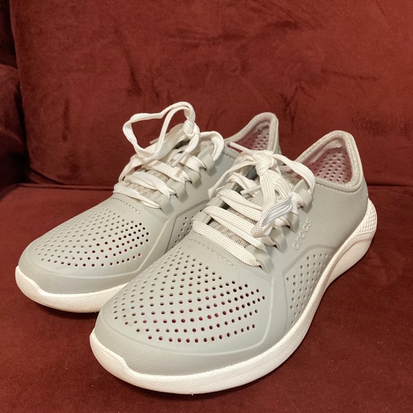 Cute and comfy sneakers by Crocs. Size 8